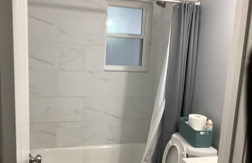 Waukegan House | Perfect for Navy Graduates, leisure, business
