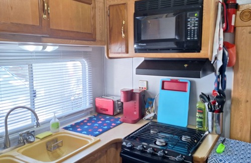 Seffner Community Alliance House | Perfect for nurses! Cozy Rv with Florida Room near Tampa, 45 mins from Disney!