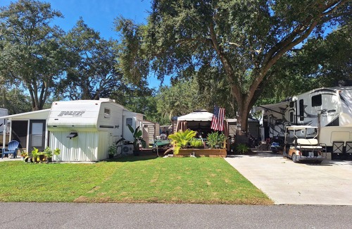 Seffner Community Alliance House | Perfect for nurses! Cozy Rv with Florida Room near Tampa, 45 mins from Disney!