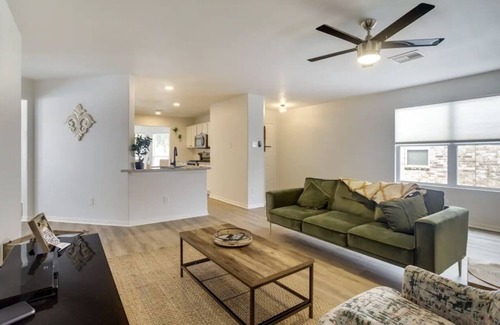 Rosenberg House | Perfect for Nurses or Vacation. 1.3 miles from the new Fort Bend Epicenter!!