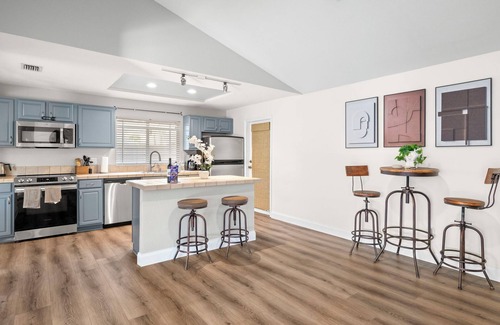 Bay Crest Park House | Perfect for Relaxation and Fun – Pool, Cozy Porch, and Prime Location!