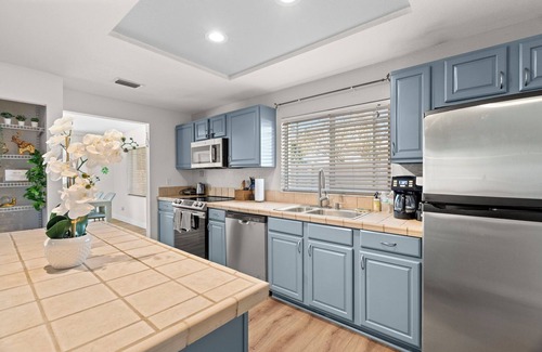 Bay Crest Park House | Perfect for Relaxation and Fun – Pool, Cozy Porch, and Prime Location!