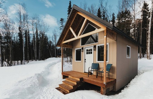 Anchorage Cabin | Perfect for two, this cozy retreat offers all you need for an Eklutna Valley getaway