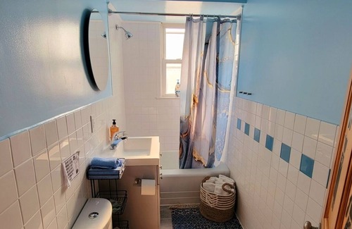 Lyons Apartment | Perfect Getaway for 4, Cozy Space with a Queen Size Bed