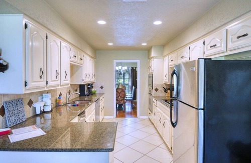 West Oak Hill House | Perfect Getaway! Private Pool, Hot Tub & Dog Run 15 Min to Downtown - CITY VIEWS