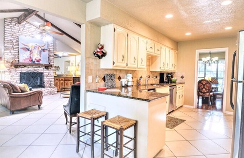 West Oak Hill House | Perfect Getaway! Private Pool, Hot Tub & Dog Run 15 Min to Downtown - CITY VIEWS