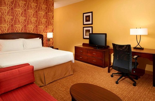 West Dundee Resort | Perfect Hideaway! Indoor Pool w/FREE Parking, Visit Elgin History Museum!