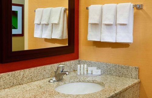 West Dundee Resort | Perfect Hideaway! Indoor Pool w/FREE Parking, Visit Elgin History Museum!