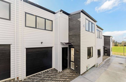 Kelston House | Perfect Home away from home - clean and easy access within and outside Auckland