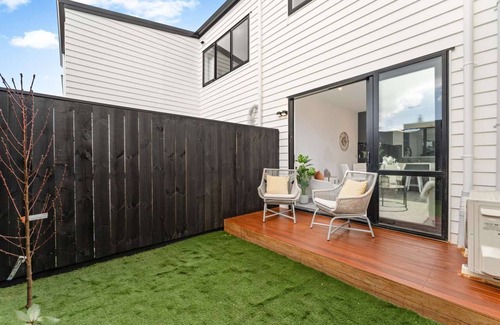 Kelston House | Perfect Home away from home - clean and easy access within and outside Auckland