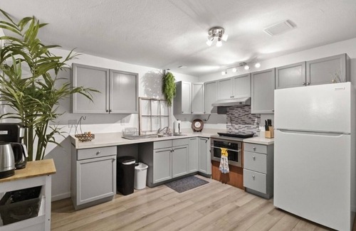 New Castle House | Perfect home in New Castle! Mother-in-law suite, huge deck, music studio, & more