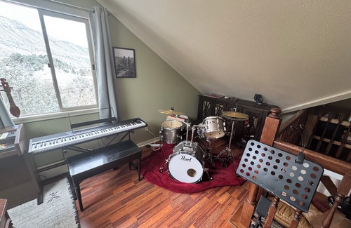 New Castle House | Perfect home in New Castle! Mother-in-law suite, huge deck, music studio, & more