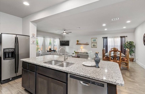 Round Rock House | Perfect house for vacation or work w/Patio, Yard & Parking! 5 min from Kalahari!