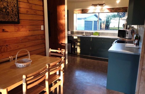 Holdens Bay House | Perfect kiwi bach on Rotorua lake edge