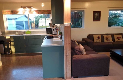 Holdens Bay House | Perfect kiwi bach on Rotorua lake edge