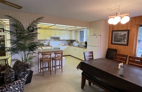 Magna bay House | Perfect lake home right across from the beach