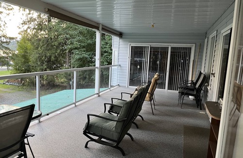Magna bay House | Perfect lake home right across from the beach