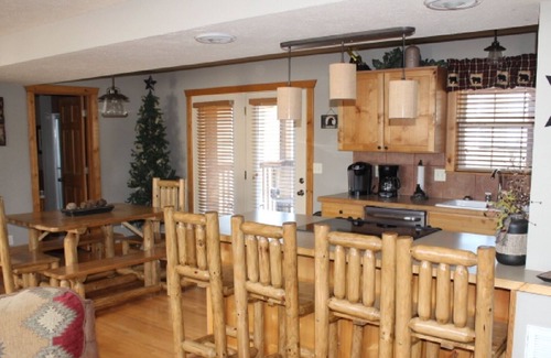 Reeds Spring Cabin | Perfect Lakefront Lodge with Beautiful Ozark Mountain View’s!
