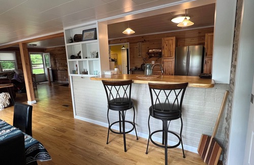 Danville House | Perfect Lakeside Retreat for Families and Friends, 8beds, Lake & Dock Access