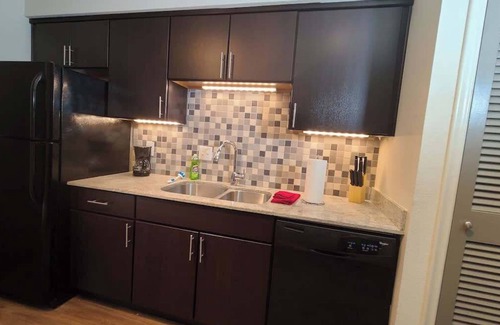 Uptown Condo | Perfect Location | 2BR 5 Min Walk to Galleria