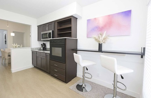 Uptown Condo | Perfect Location | 2BR 5 Min Walk to Galleria
