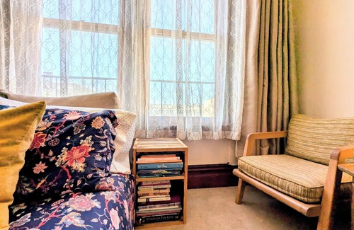 Russian Hill Apartment | Perfect Location - 4BD,1BA - Restored Redwood Home of SF Artists