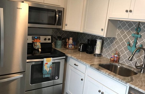 Bay Esplanade Condo | Perfect location, Large 850sf, sleeps 4, steps to beach