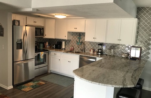 Bay Esplanade Condo | Perfect location, Large 850sf, sleeps 4, steps to beach