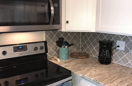 Bay Esplanade Condo | Perfect location, Large 850sf, sleeps 4, steps to beach