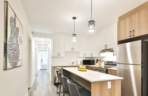 De Lorimier Apartment | Perfect Location | Must Stay | Clean | Parking - Super host on Airbnb