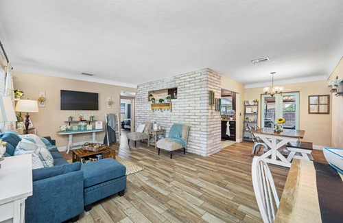 South Pinellas Community Council House | Perfect Location! Under 8 Mins to the beach. Family & small dog friendly 🐶 home