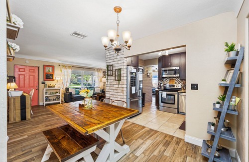 South Pinellas Community Council House | Perfect Location! Under 8 Mins to the beach. Family & small dog friendly 🐶 home