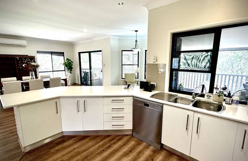 Griffin House | Perfect North Brisbane Retreat - 4 bed 2 bath - Stunning Outdoor Space