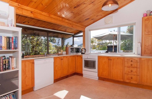 Pauanui Cottage | Perfect on Pleasant - Pauanui Holiday Home