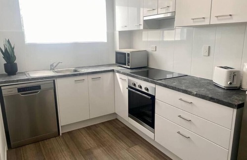 North Ward Apartment | Perfect Position on Gregory This modern and beaut