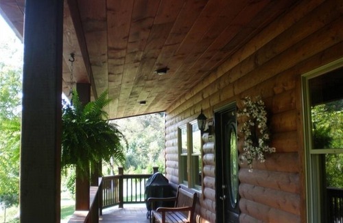 Clyde Cabin | Perfect Romantic Getaway for 2 with a Porch Overlooking Creek!