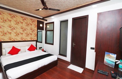 Taj Ganj House | Perfect room with own kichennette and bath