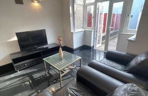 Lea Bridge Apartment | Perfect Rooms near Stratford!