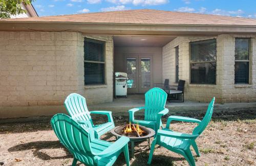 Southside House | Perfect SA Getaway! Near Lackland Sea World Alamo Riverwalk