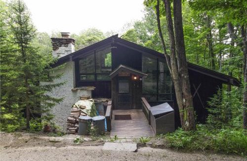 Pittsfield House | Perfect secluded 3 bedroom cozy getaway home Hawk Landing