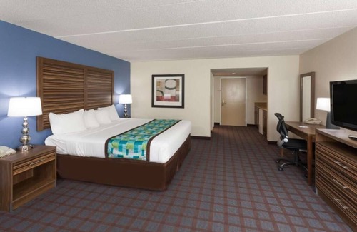 Fishers House | Perfect Stay for I-69 Travelers: Spacious Rooms, Pool, Free Breakfast & Parking