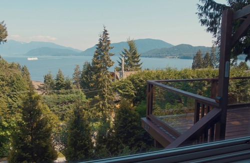 Langdale House | Perfect summer house on the coast. Walking distance from ferry and the beach.