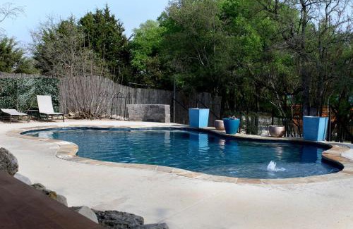Pipe Creek House | Perfect Texas Glamping in this Cozy Log Cabin Rental for 4 near Austin