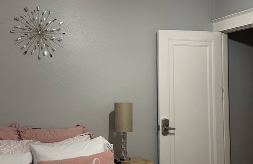 University City Apartment | Perfect unit for traveling professionals working in central St.Louis