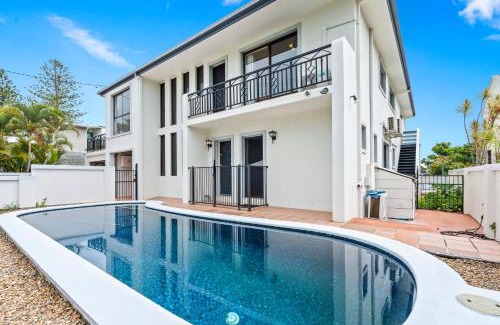 Surfers Paradise House | Perfect Waterfront Escape in Surfers Paradise