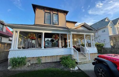 Niagara Falls House | Perfection near the River - 4 Bedroom Villa Complimentary Breakfast Delivered Daily to the Rental