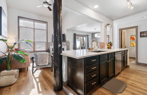 Edwards House | Perfectly Located 3 Bed 3.5 Bath Beautiful Townhome
