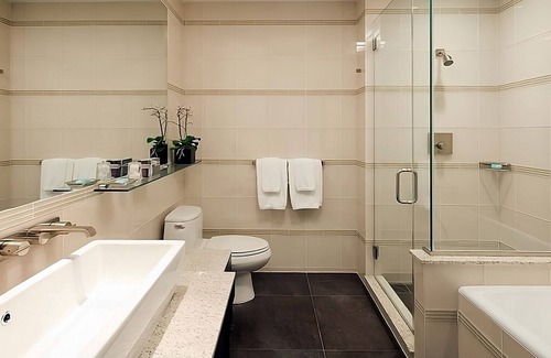 Rose Hill House | Perfectly Located to Everything! Rooftop Pool, Restaurant and Bar, Pet-friendly!