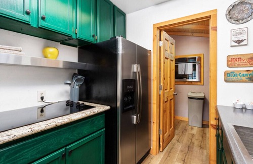 Oakhurst Cabin | Perfectly located Yosemite boho cabin with HOT TUB