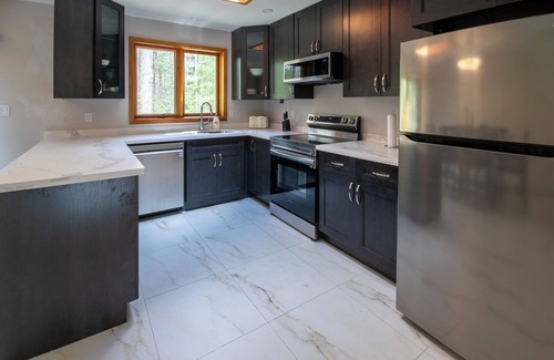 Grand Bend Cottage | Periwinkle Place- Close to the Beach in Southcott Pines!